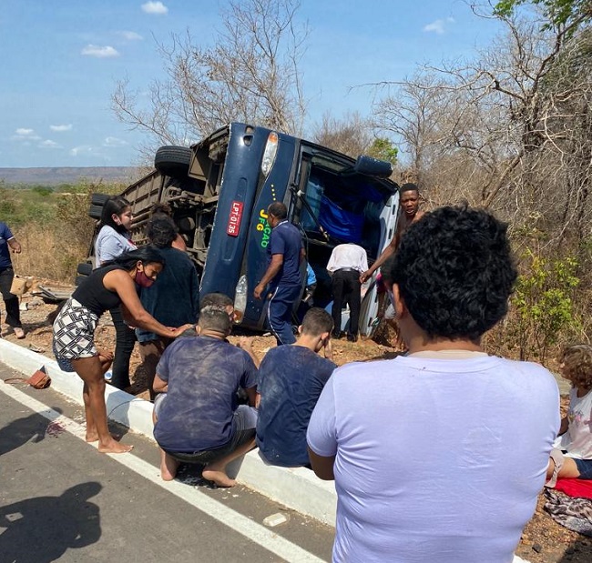 Ônibus tombou e passageiros ficaram presos nas ferragens do veículo - Foto: Divulgação