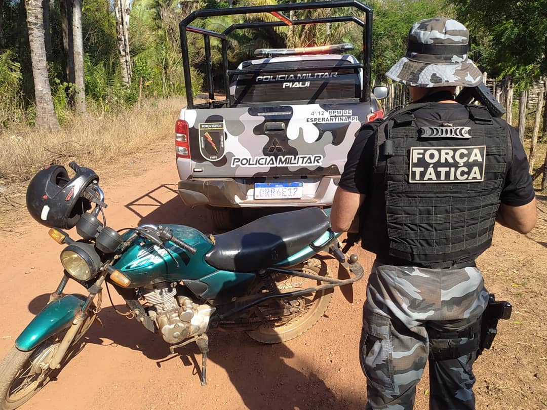 Motocicleta utilizada pelos criminosos foi apreendida pela Polcia Militar (Foto: Divulgao)