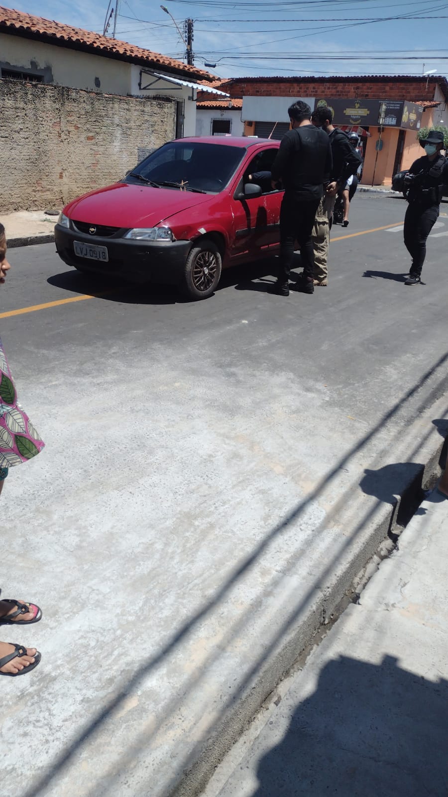 Suspeitos abandonaram o veículo após o crime (Foto: Reprodução/ WhatsApp)
