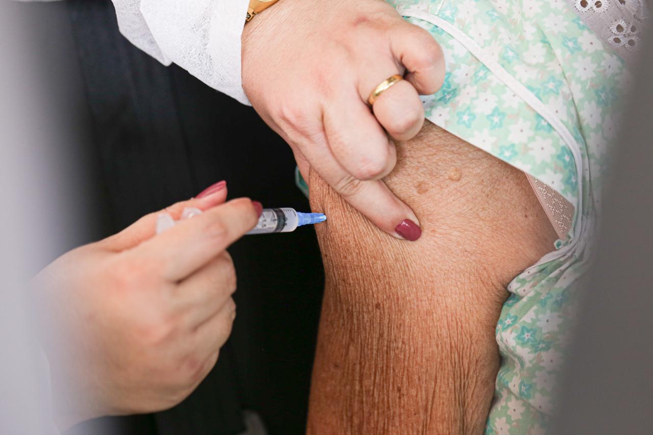 A idade média de pessoas que morreram sem estar vacinadas foi de 78 anos com quatro doenças preexistentes - Foto: Ascom