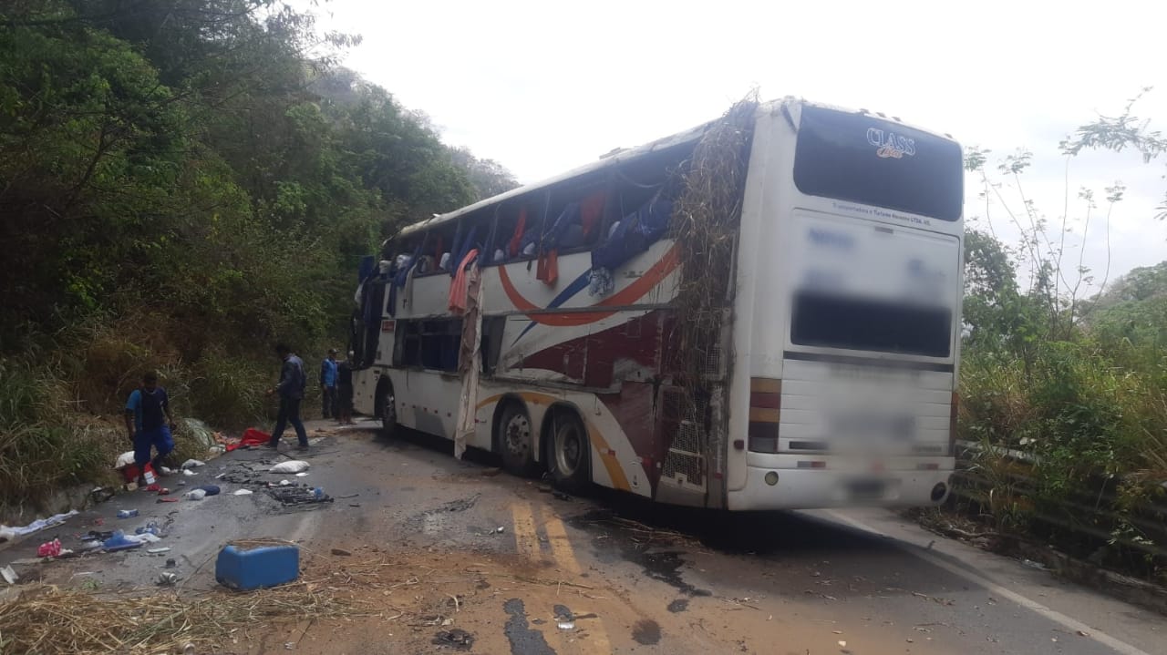 Ônibus com passageiros de Teresina tomba, deixa 4 mortos e 30 feridos no CE (Foto: Divulgação)