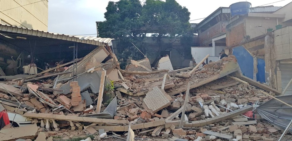 Prédio de três andares desaba no Rio de Janeiro (Foto: reprodução)