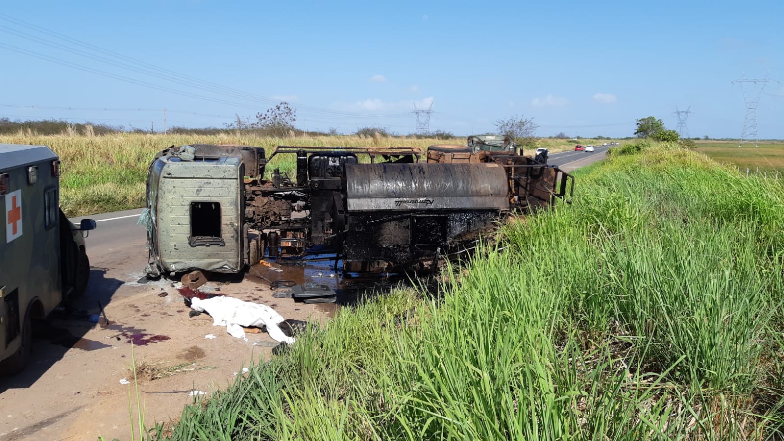Soldado de Picos morre após caminhão do exército tombar no Maranhão (Foto: Divulgação/ PRF)