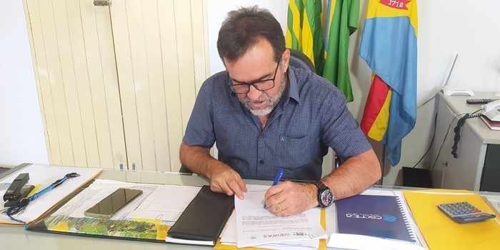 Zé Raimundo assina ordem para iluminação de LED no Morro da Cruz