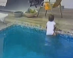 Vídeo de bebê que entra em piscina sozinha e é salva pelo pai viraliza