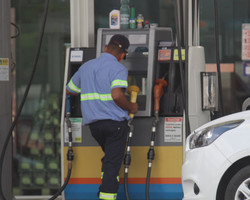 Preço da gasolina reduz lucro de motoristas de aplicativo em Teresina