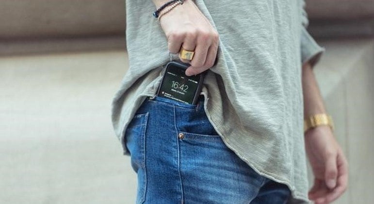 Homem têm costumde por o celular no bols ada calça. (Foto: Reprodução - Record TV)