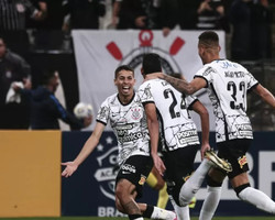 Corinthians vence o Bahia por 3 a 1 e entra no G-4 do Brasileirão