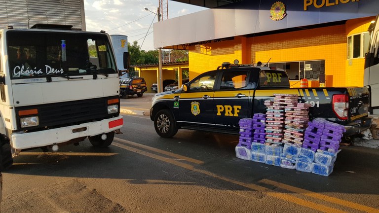 O Condutor e a droga foram encaminhados para a Polícia Civil de Floriano - Foto: Divulgação/PRF