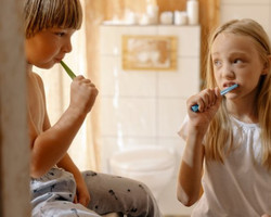 Conheça quais são os riscos de dormir sem escovar os dentes