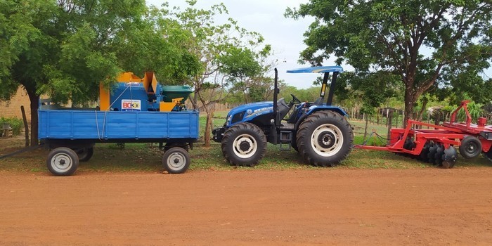 Prefeito Zé Raimundo entrega trator agrícola na Boa Vista
