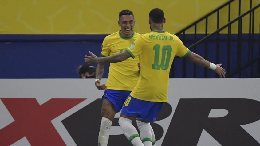 Raphinha e Neymar devem fazer parte da linha de frente do Brasil mais uma vez (Foto: NELSON ALMEIDA / AFP)