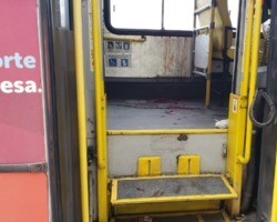 Homem esfaqueia passageiros de ônibus em Minas Gerais