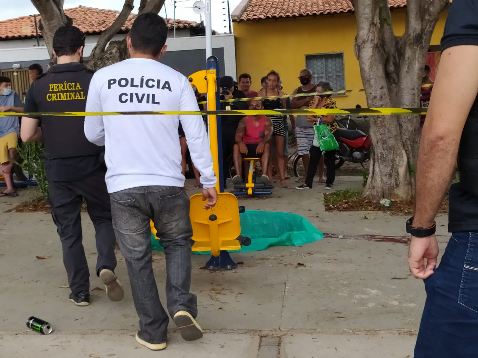 Agentes da Polícia Civil realizam perícia no local - Foto: Ivan Lima