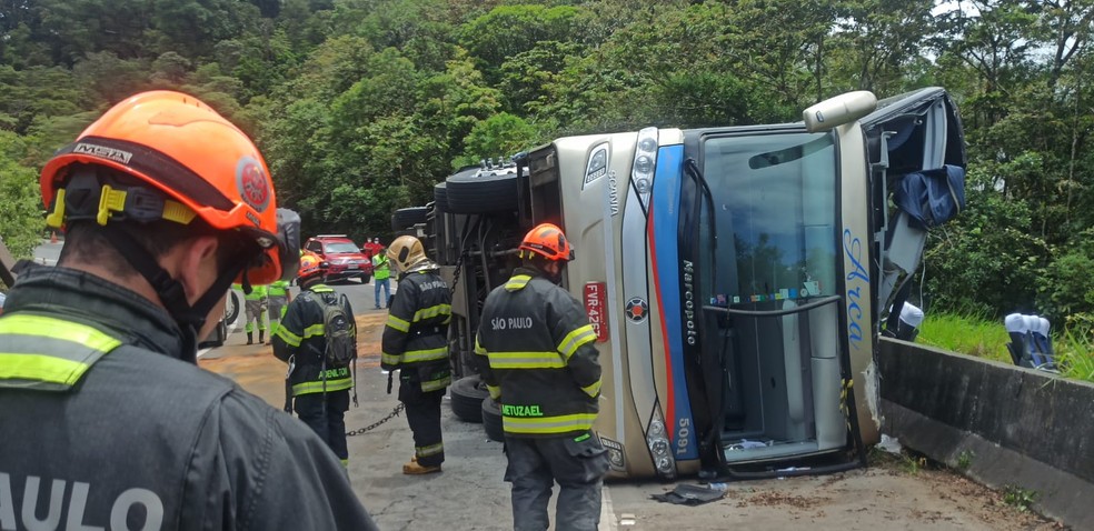 Os bombeiros continuam no local pois passageiros ainda estão desaparecidos (Foto: Divulgação)
