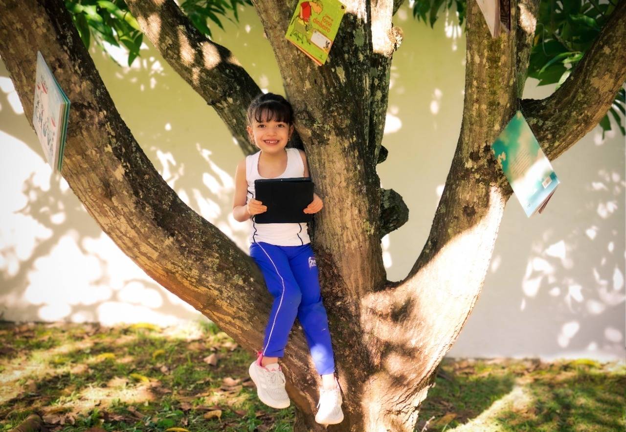 Alice Correia, de 6 anos, ganhou o apelido de "devoradora de livros" - ESCOLA ARARA AZUL/DIVULGAÇÃO