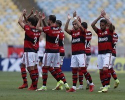 Torcida abraça o Flamengo no último jogo antes da final da Libertadores