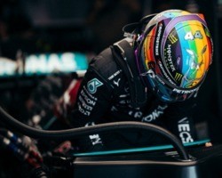 Hamilton adota capacete com as cores da bandeira LGBTQIA+ no Catar