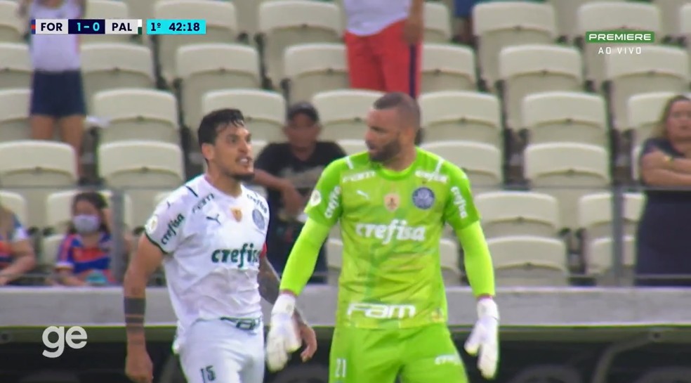 Gustavo Gómez e Weverton discutem durante o jogo entre Fortaleza e Palmeiras — Foto: Reprodução/Premiere 
