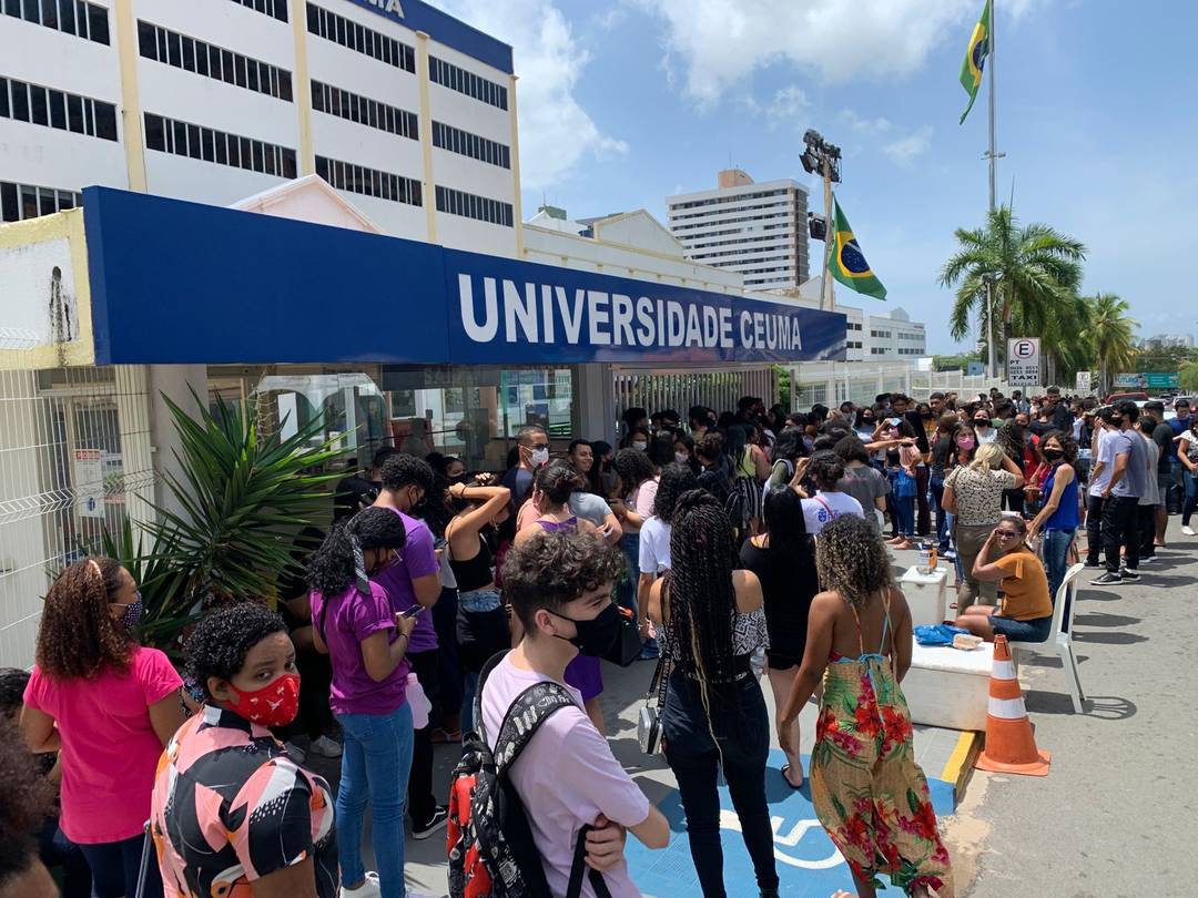 Estudantes fazem fila em local de aplicação de provas em São Luís - Foto: Paulo Soares
