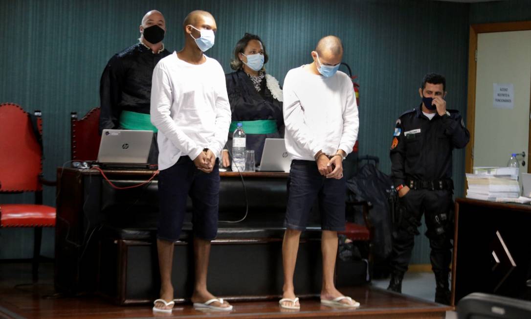 Flávio e Lucas (à esquerda) aguardam início do julgamento Foto: Domingos Peixoto/Agência O Globo  