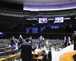 Câmara aprova texto-base da MP que cria o novo Auxílio Brasil