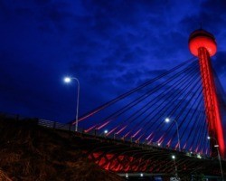 Ponte Estaiada fica vermelha para estimular doação de sangue
