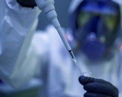 Covid: Reino Unido confirma os 2 primeiros casos da nova variante ômicron