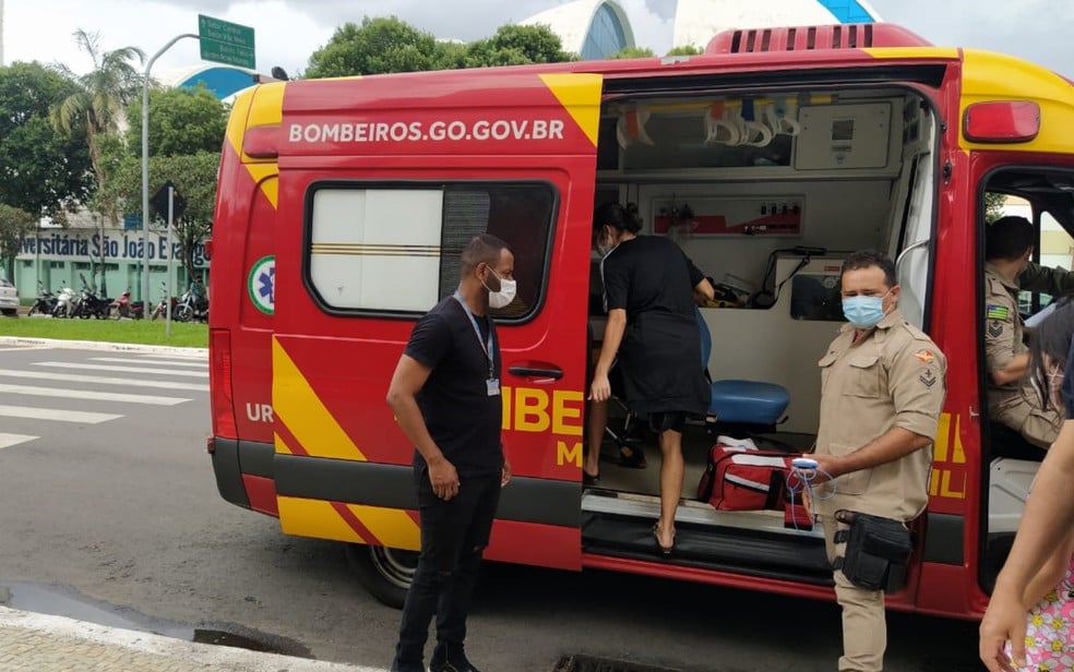 Adolescente teve que ser levado por uma ambulância do Corpo de Bombeiros - Foto: Vanessa Martins/G1