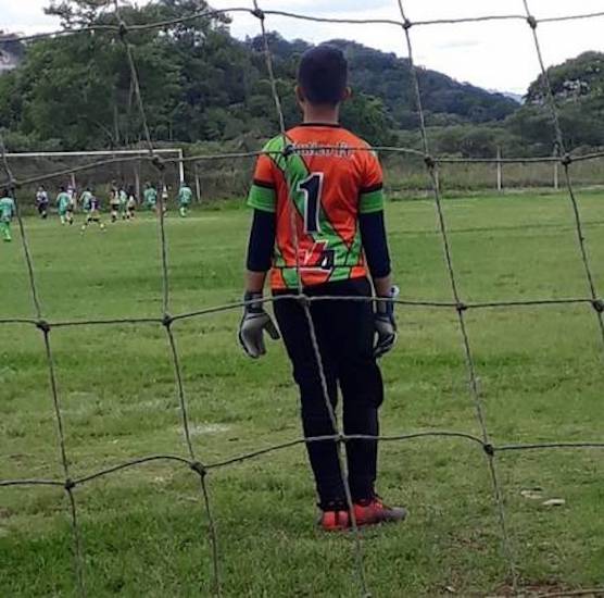 Bruninho segue os passos do pai e é goleiro em escolinha de futebol - Foto: Reprodução
