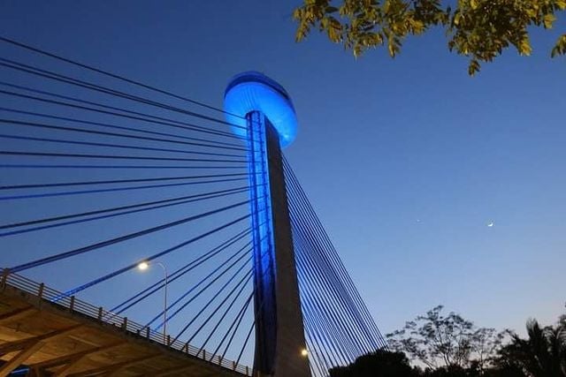 A Ponte Estaiada está azul em alusão ao diabetes e câncer de próstata Fotos(Ascom/Semduh)