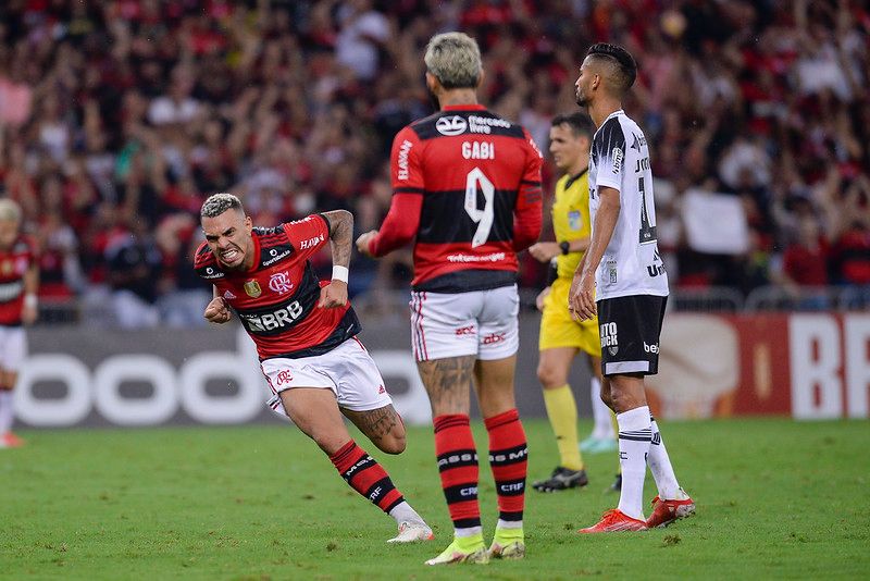 Matheuzinho e Gabigol marcaram os gols da vitória do Flamengo Foto: Marcelo Cortes / CRF