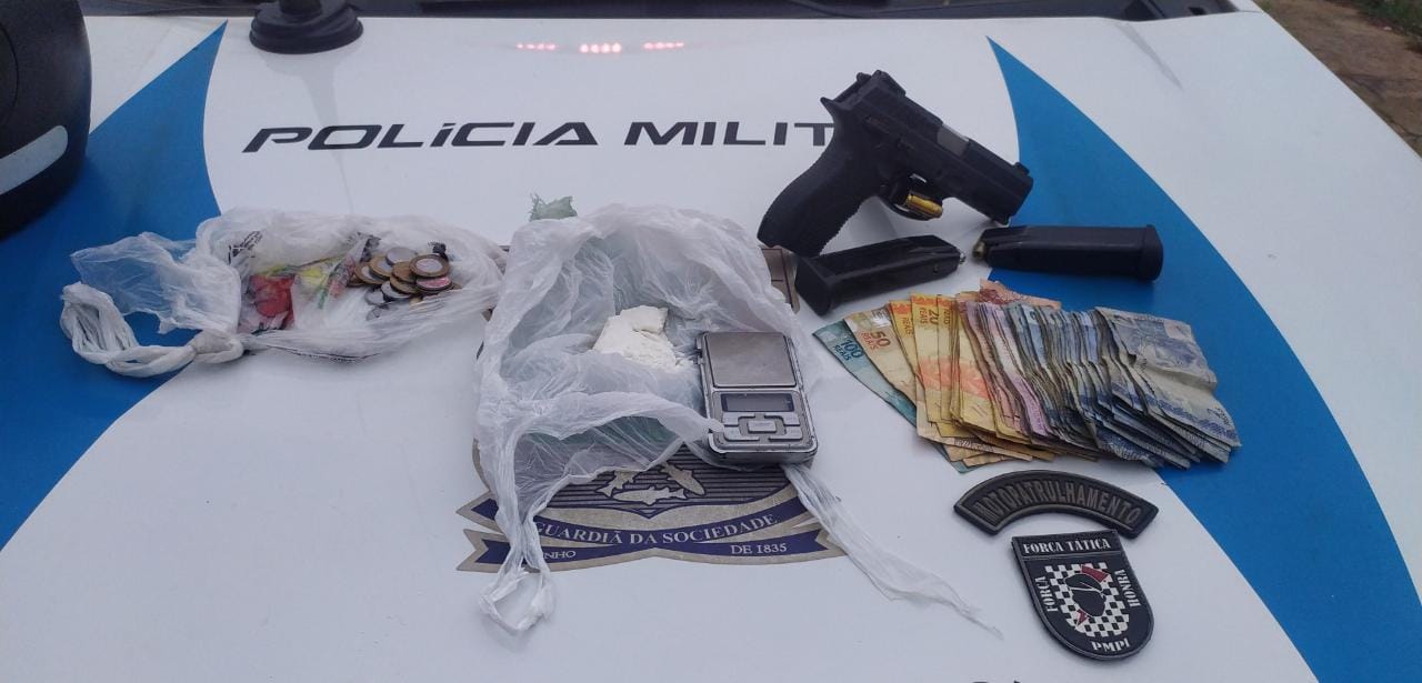 Criminoso foi encontrado com pistola, carregadores, dinheiro e drogas - Foto: Divulgação