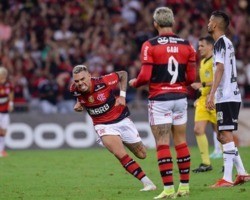 Flamengo vence o Ceará por 2 a 1 e adia título do Atlético-MG