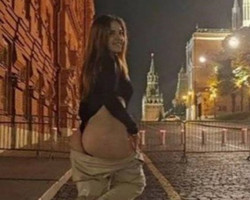 Atriz pornô é presa após posar com fio-dental perto do Kremlin, na Rússia