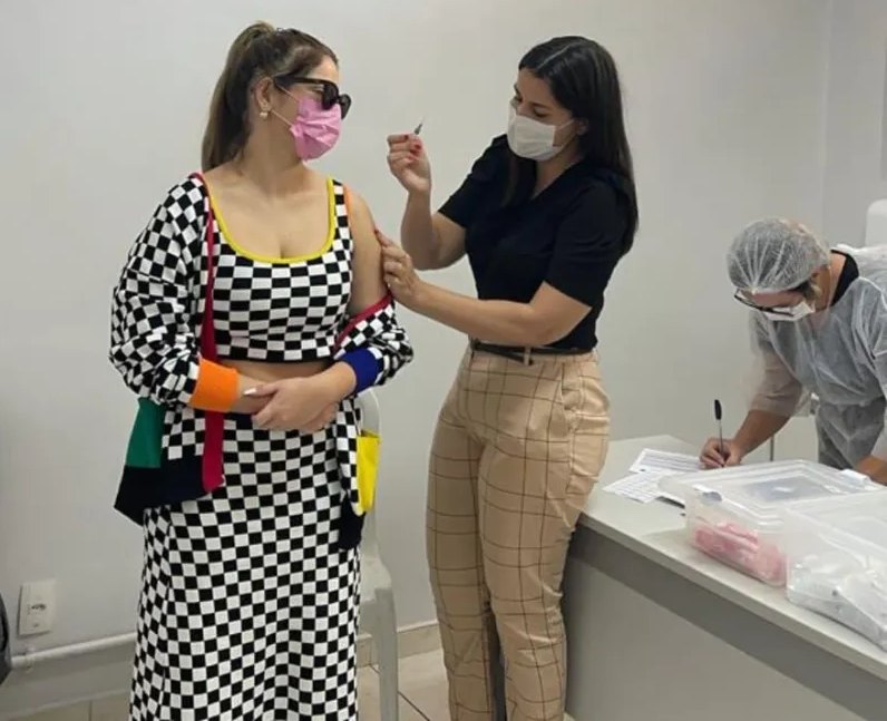 Marília Mendonça tomou vacina contra Covid antes de embarcar em avião
