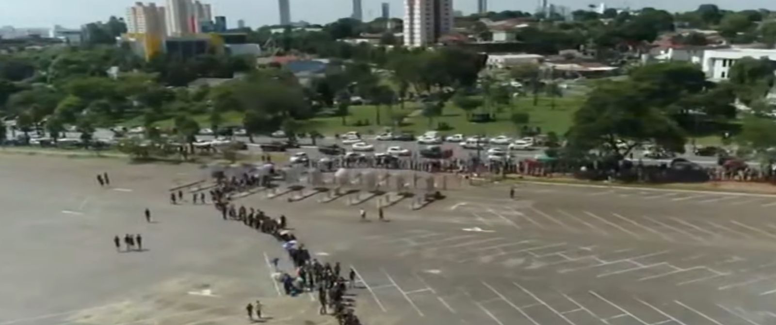 Organização busca acelerar a passagem de fãs no ginásio, já que o horário do sepultamento segue previsto para 17h. Imagem: Reprodução/CNN