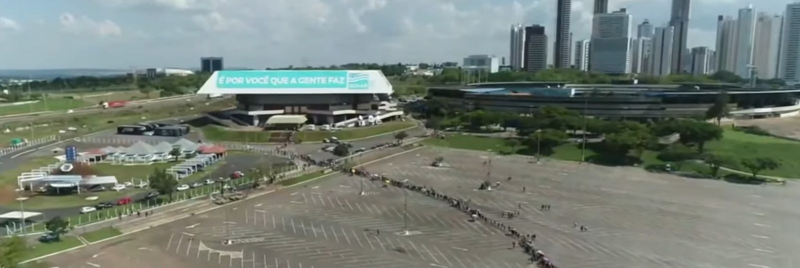 Fãs formam loga fila do lado de fora do Goiânia Arena. Imagem: Reprodução/CNN
