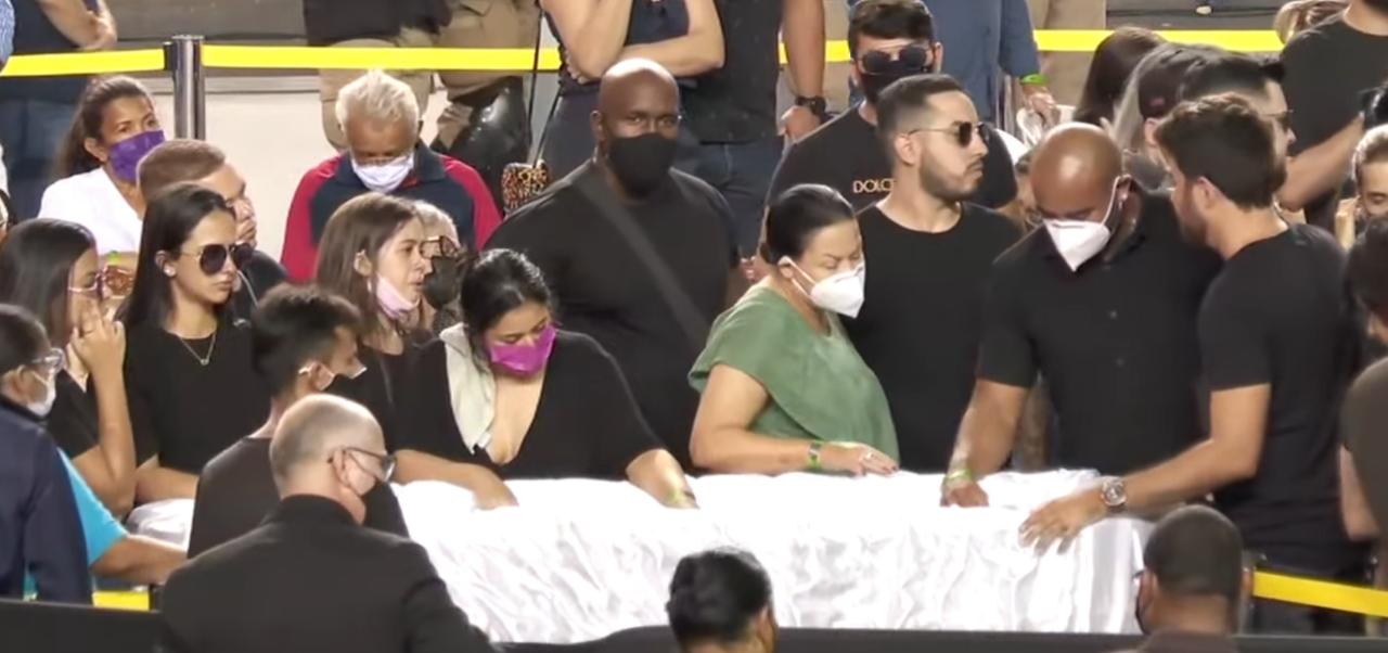 Dona Ruth se aproxima do caixão novamente para se despedir de Marília.