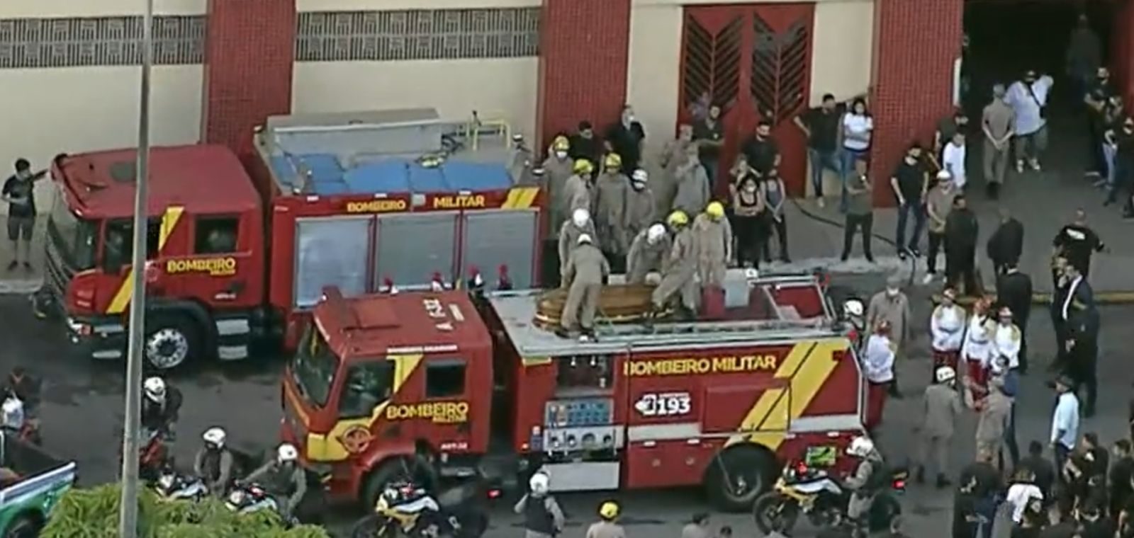 Artistas e amigos da cantora seguem junto com o cortejo em veículos do Corpo de Bombeiros. Imagem: Reprodução/GloboNews