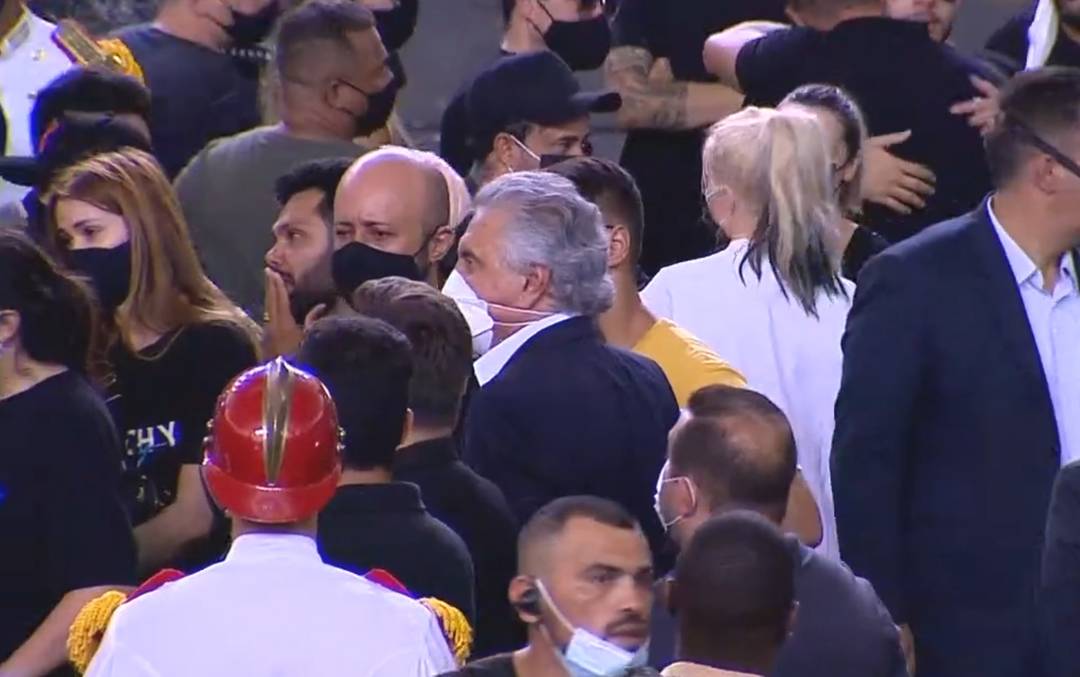 Governador Ronaldo Caiado vai a velório de Marília Mendonça (Foto: Reprodução/TV Anhanguera) 
