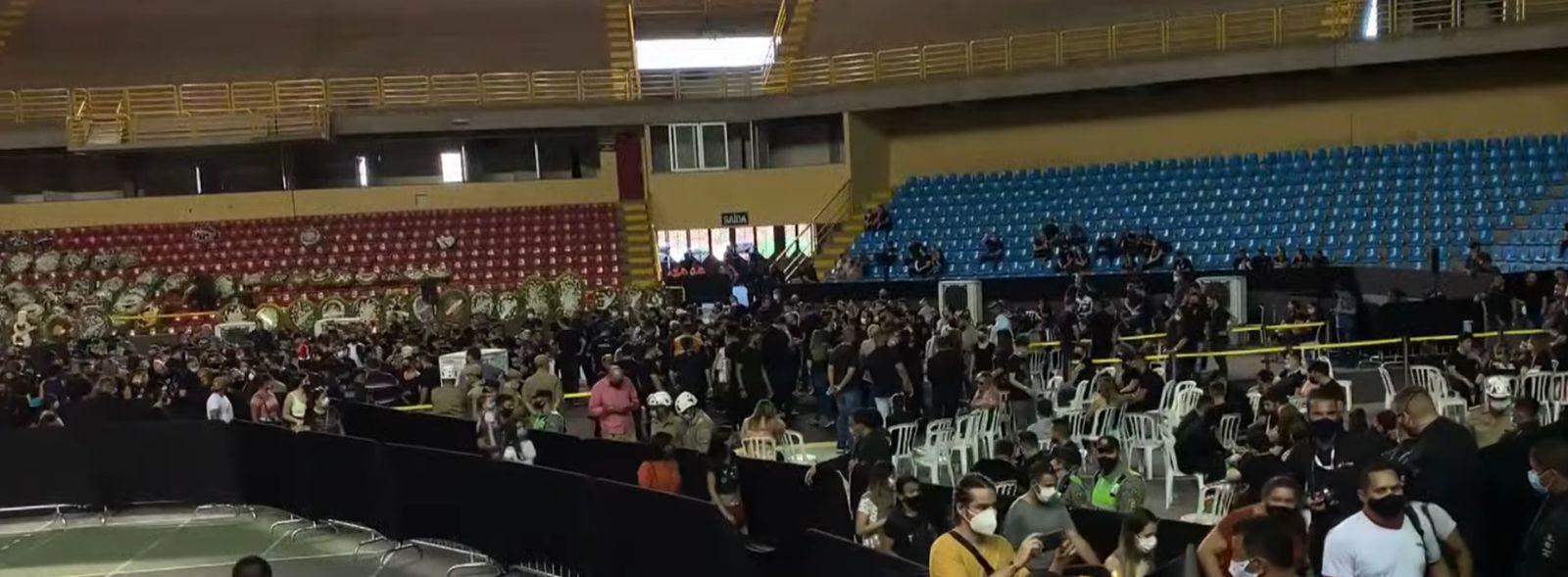 Cortejo com corpo da cantora e do tio deve sair por volta de 16h30 em direção ao cemitério. Imagem: Reprodução/CNN