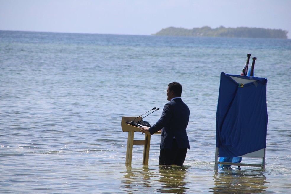 Ministro de Tuvalu faz apelo de dentro do mar durante discurso na COP26 — Foto: Governo de Tuvalu/Redes sociais 