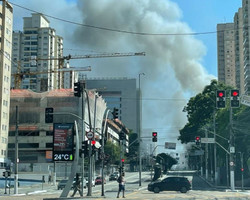 Bombeiros combatem incêndio que atinge lojas comerciais de São Paulo
