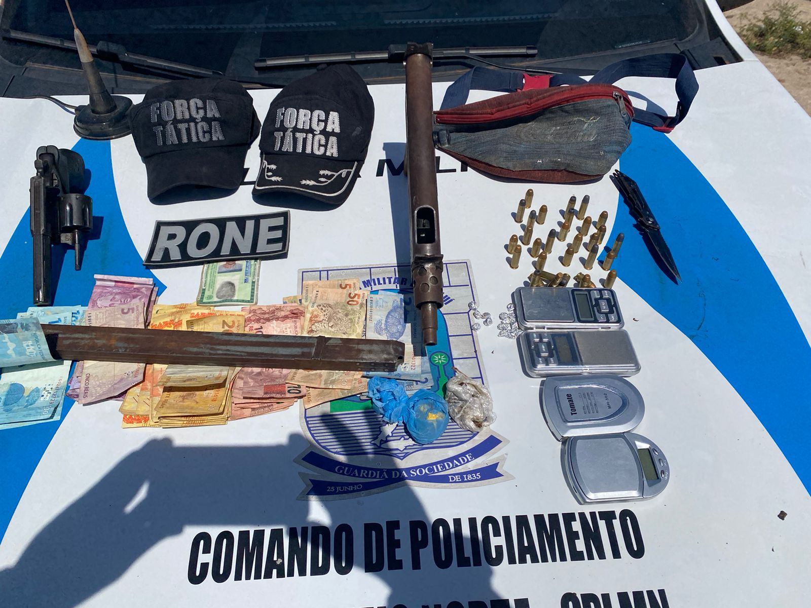 Barra Grande: Suspeitos trocam tiros com a PM; submetralhadora é apreendida (Foto: Reprodução/ PM)