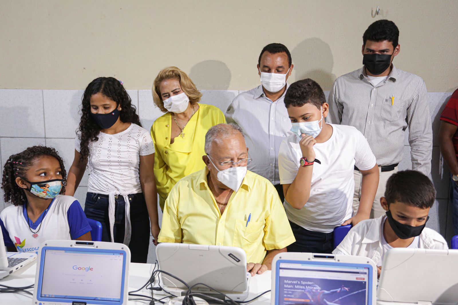 Prefeito Doutor Pessoa acompanha alunos durante inauguração de sala virtual (Foto: Prefeitura de Teresina)