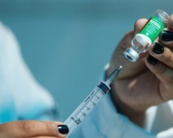 Duas doses da vacina são insuficientes contra a Ômicron, diz estudo