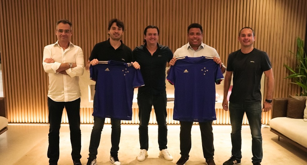 Ronaldo anuncia compra do Cruzeiro por R$ 400 milhões