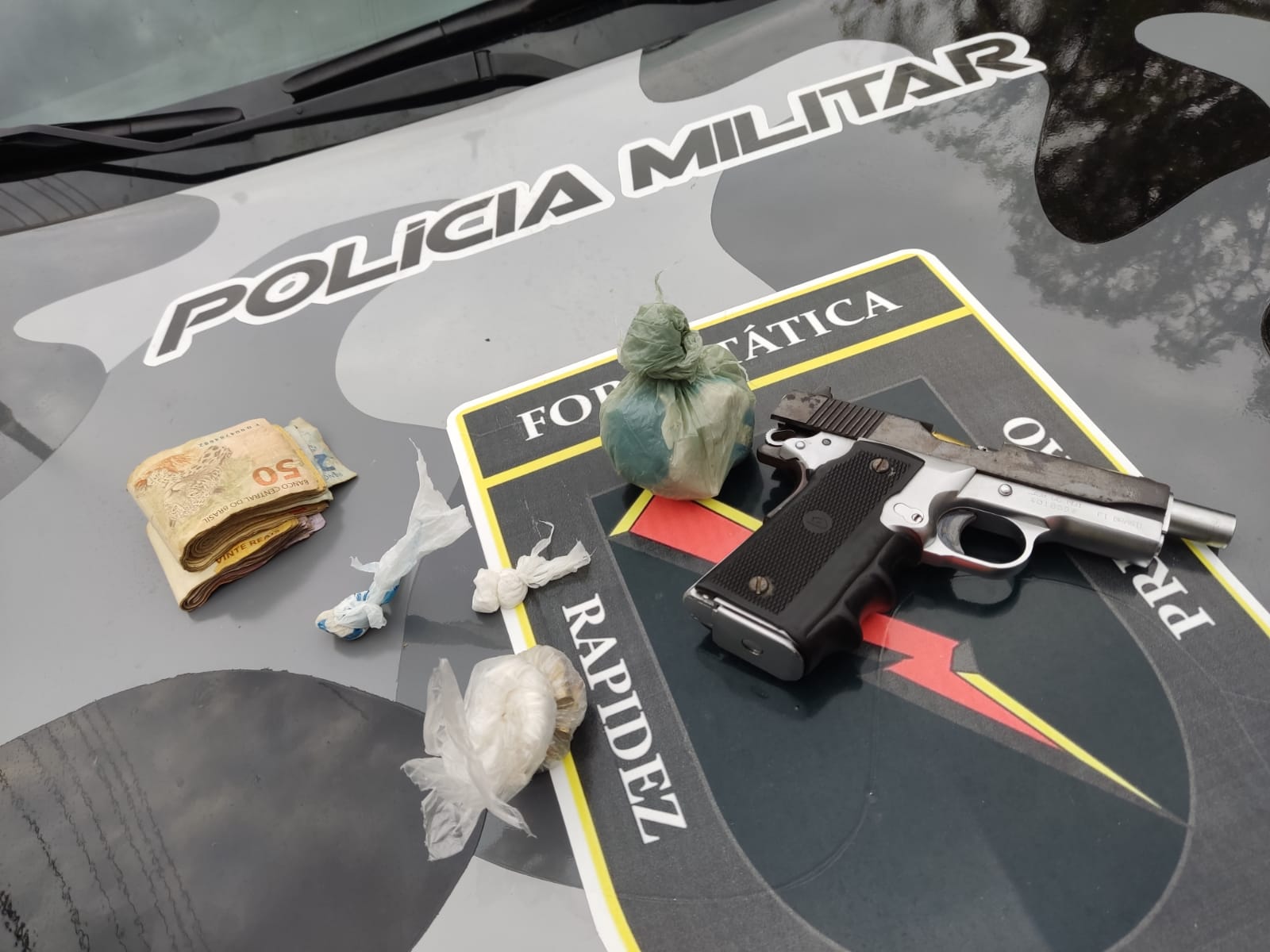 Arma de foto e drogas foi encontrado com a vítima (Foto: Divulgação)