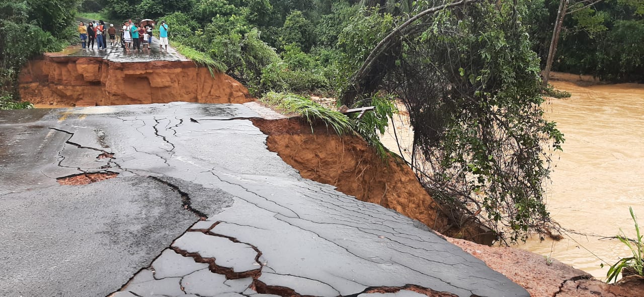 Rodovia se rompeu após fortes chuvas registradas na região (Foto: Reprodução/WhatsApp)